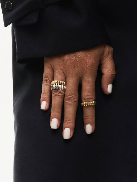 miks-złotej-srebrnej-biżuterii-trend-jesień-zima-2025-2026-berries