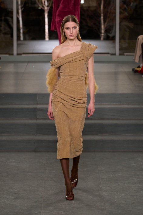 modne-rajstopy-jesień-zima-2025-2026-Tory Burch F25 037