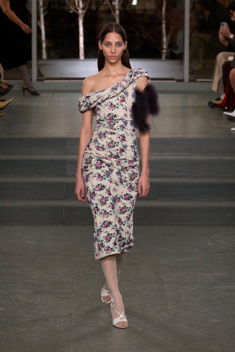 modne-rajstopy-jesień-zima-2025-2026-Tory Burch F25 036