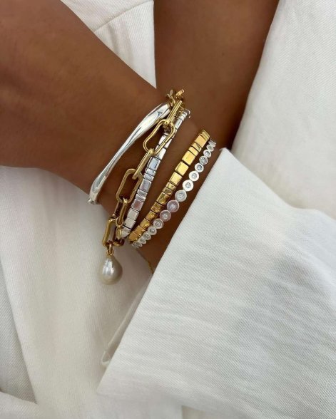 miks-złotej-srebrnej-biżuterii-trend-jesień-zima-2025-2026-