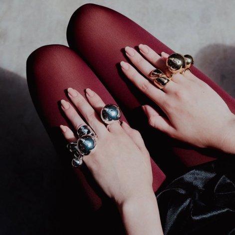 miks-złotej-srebrnej-biżuterii-trend-jesień-zima-2025-2026-2444