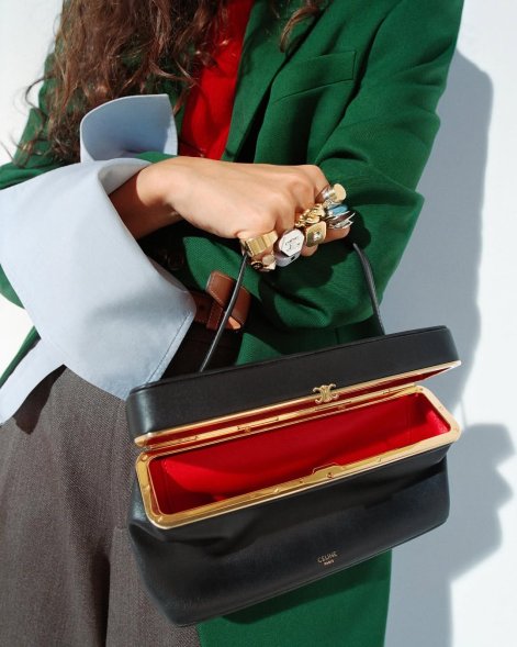 miks-złotej-srebrnej-biżuterii-trend-jesień-zima-2025-2026-celine