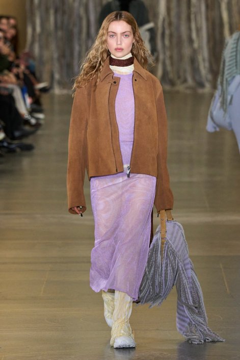 modne-duety-kolorów-jesień-zima-2025-2026-Holzweiler F24 007