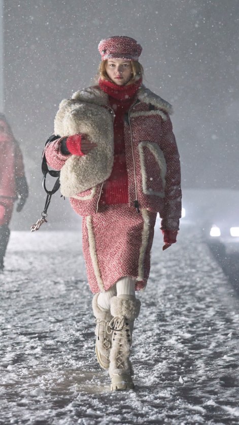 kaszkiet-modne-nakrycie-głowy-na-zimę-2025-Moncler Grenoble PO F25 091