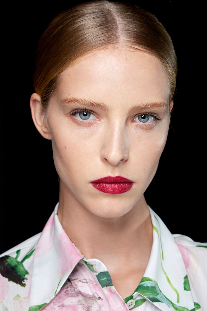 8 stylowych pomysłów na czerwone usta. Od matu po lustrzany połysk