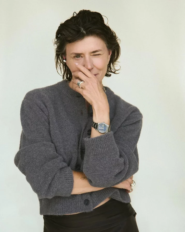 11 klasycznych swetrów polskich marek - jakość i styl na wiele sezonów