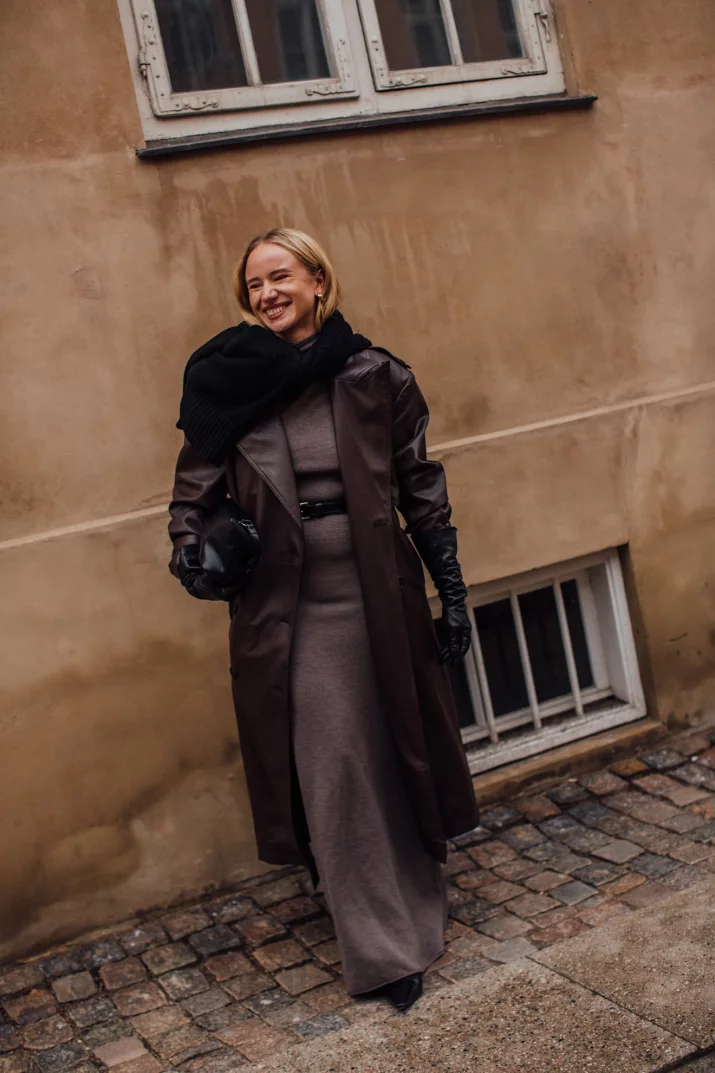 11 dzianinowych sukienek polskich marek. Zimowa elegancja w pracy i na świąteczne spotkania