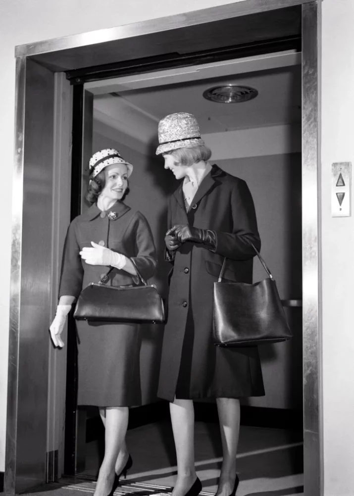 7 powszechnych zachowań w windzie. Które świadczą o dobrym wychowaniu?