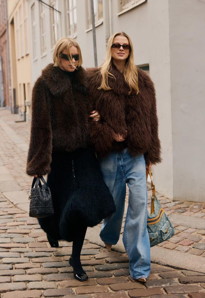 51 stylizacji na elegancką zimę 2026 według Francuzek: białe płaszcze, sztuczne futra i toczki