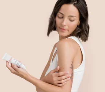 Wsparcie dla wrażliwej inbsp;podrażnionej skóry. Sięgamy ponbsp;kultowy krem wnbsp;duecie znbsp;regenerującym serum