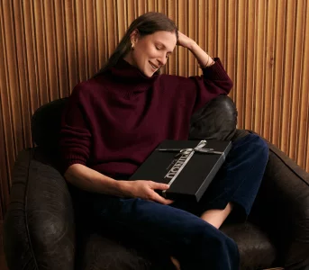 10 kaszmirowych prezentów dla najbardziej wymagających. Jakość i ponadczasowy styl z metką etycznej mody