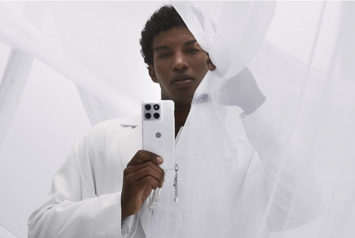 008 COY 2026 motorola edge 70