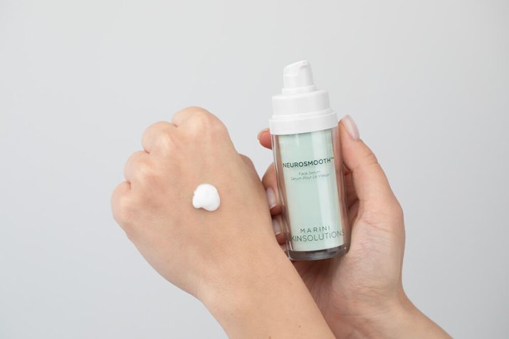 neurosmooth-face-serum-od-marini-skinsolutions-skora-gladka-jak-tafla-szkla