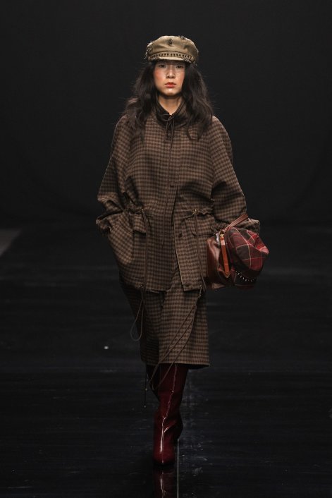 kaszkiet-modne-nakrycie-głowy-na-zimę-2025-Danny Reinke F25 037