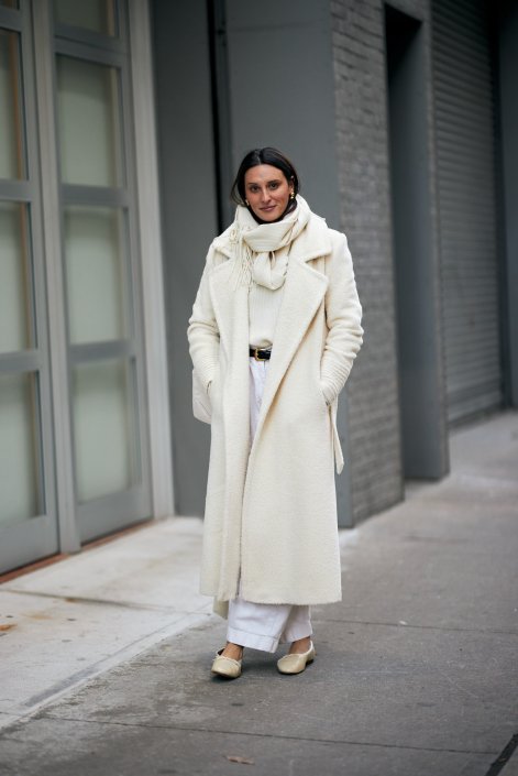 monochromatyczne-stylizacje-na-zimę-2025-2026-New York str F25 0676