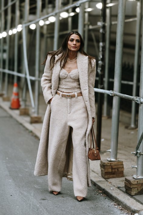 monochromatyczne-stylizacje-na-zimę-2025-2026-New York str F25 0879