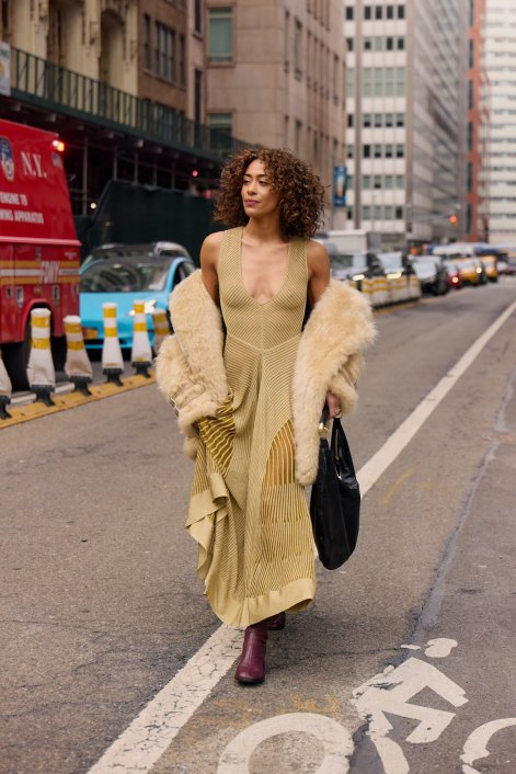 monochromatyczne-stylizacje-na-zimę-2025-2026-New York str F25 1170