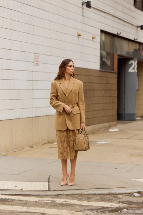 monochromatyczne-stylizacje-na-zimę-2025-2026-New York str F25 2427