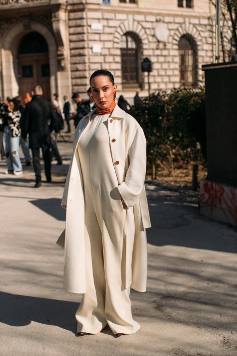 monochromatyczne-stylizacje-na-zimę-2025-2026-Paris str F25 1579