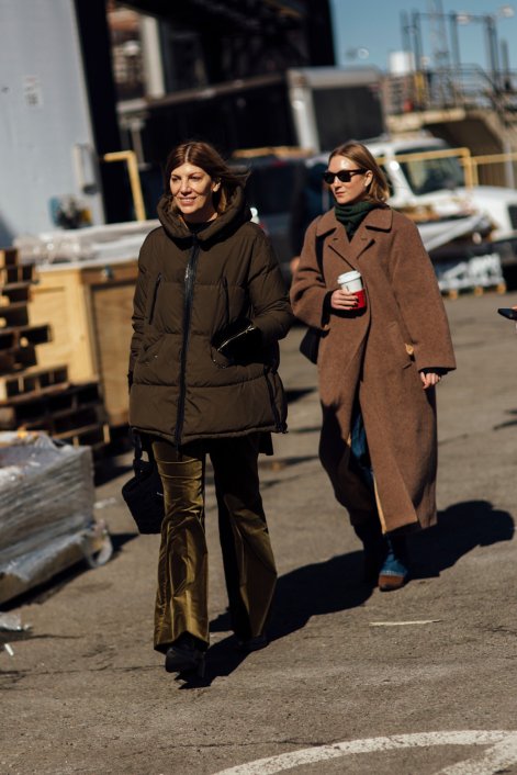 puchowe-kurtki-stylizacje-na-zimę-2025-New York str F24 2800