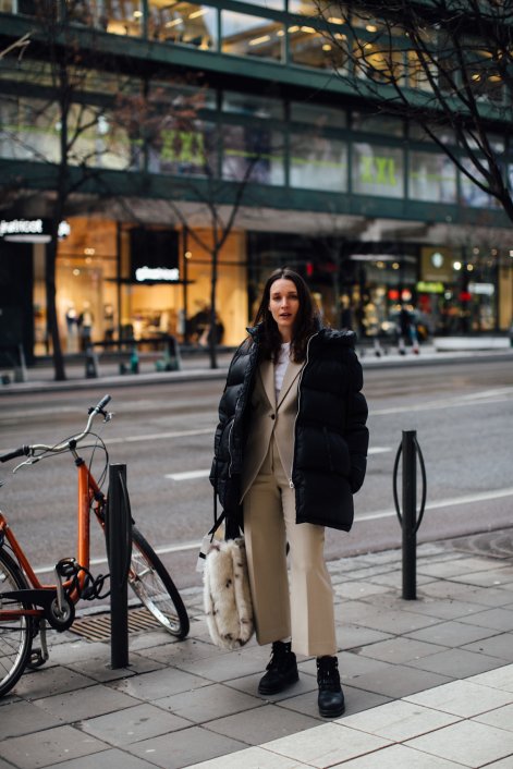 puchowe-kurtki-stylizacje-na-zimę-2025-Stockholm str F22 0120