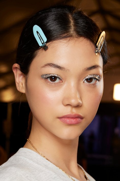 makijaż-wieczorowy-z-połyskiem-Tory Burch bbt S23 001