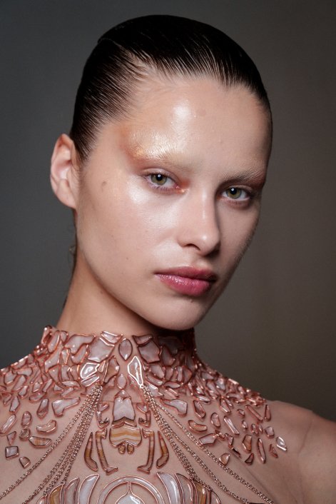 makijaż-wieczorowy-z-połyskiem-Van Herpen HC bks F25 069