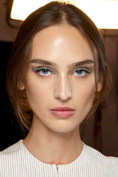 makijaż-wieczorowy-z-połyskiem-Tory Burch bbt S23 005