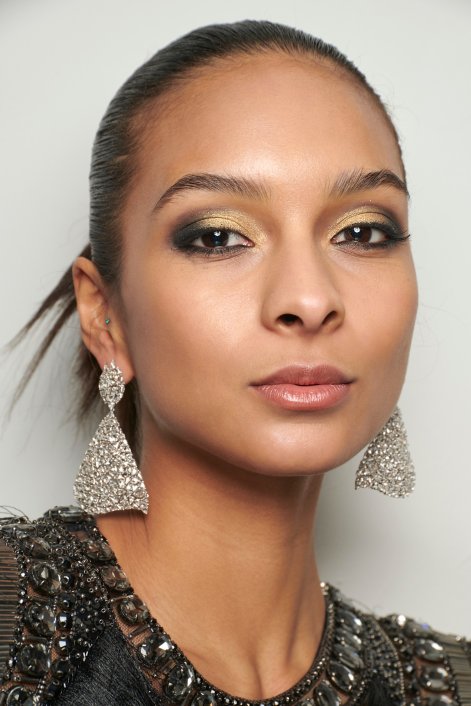 makijaż-wieczorowy-z-połyskiem-Naeem Khan bks F23 044