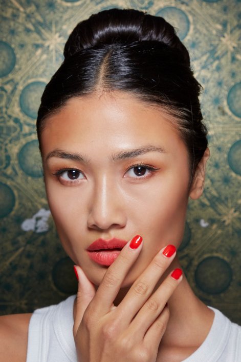 makijaż-wieczorowy-z-połyskiem-Naeem Khan bbt S22 035