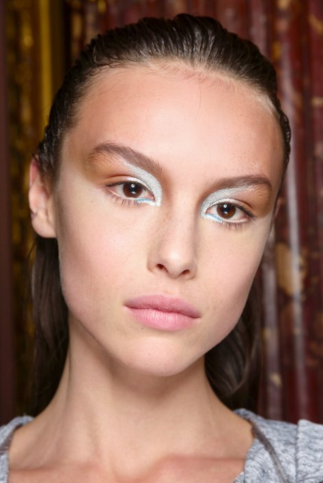 makijaż-wieczorowy-z-połyskiem-Talbot Runhof bbt S19 004