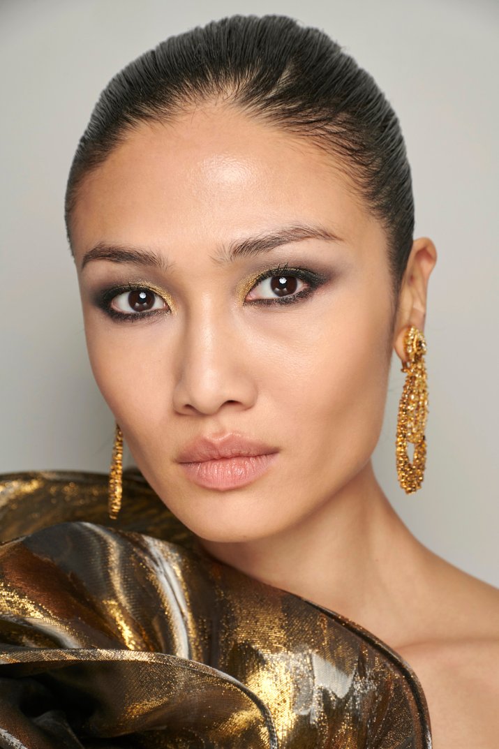 45 inspiracji na wieczorowy makijaż z połyskiem. Podkreślą każdą stylizację