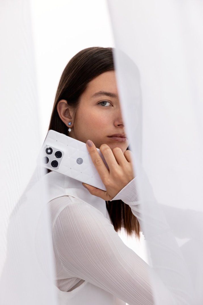 Cloud Dancer – kolor roku Pantone to metafora spokoju i czystości. Taka jest też nowa kolekcja Motorola