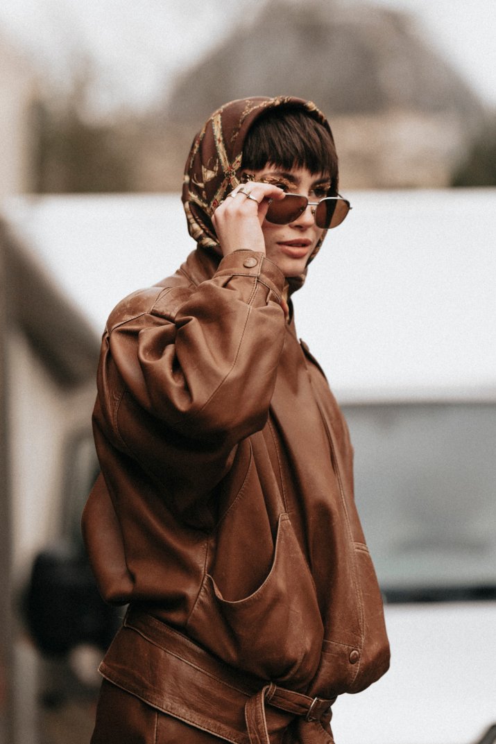 Eleganckie nakrycie, które zastąpi czapkę. Ikony stylu pokazują, jak nosić chustę tej zimy