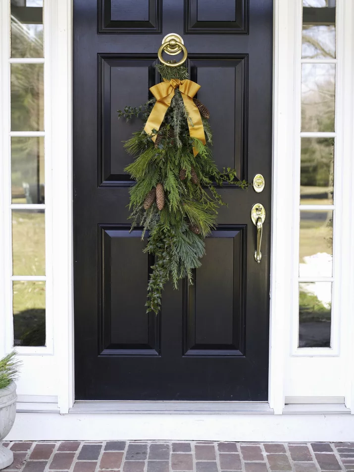 Świąteczna alternatywa dla wianka. Prosty pomysł na elegancką dekorację last minute