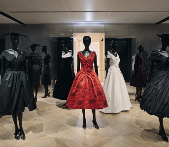 Te wystawy wnbsp;Paryżu zachwycą miłośników haute couture. To hołd dla kunsztu Christiana Diora inbsp;Azzedine’a Alaïi