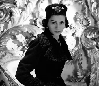 23 prezenty świąteczne dla miłośniczek stylu Coco Chanel: francuski szyk, który przetrwa dekady