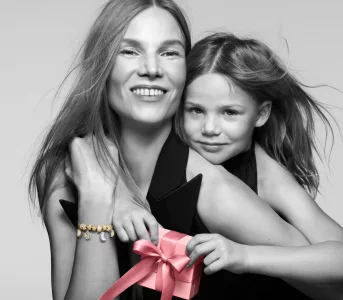 Święta to czas wzmacniania relacji inbsp;refleksji. Oto prezenty znbsp;kolekcji Pandory, które wyrażają więcej