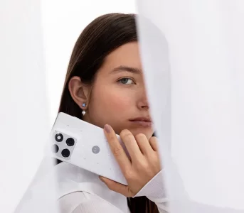 Cloud Dancer – kolor roku Pantone to metafora spokoju inbsp;czystości. Taka jest też nowa kolekcja Motorola