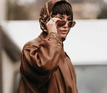 Eleganckie nakrycie, które zastąpi czapkę. Ikony stylu pokazują, jak nosić chustę tej zimy