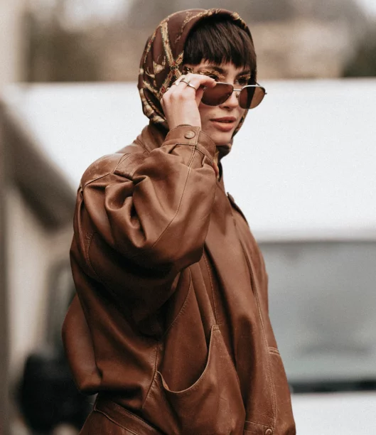 Eleganckie nakrycie, które zastąpi czapkę. Ikony stylu pokazują, jak nosić chustę tej zimy