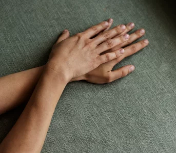 Pielęgnacja dłoni zimą to podstawa. Wiemy, jak zregenerować suchą inbsp;szorstką skórę