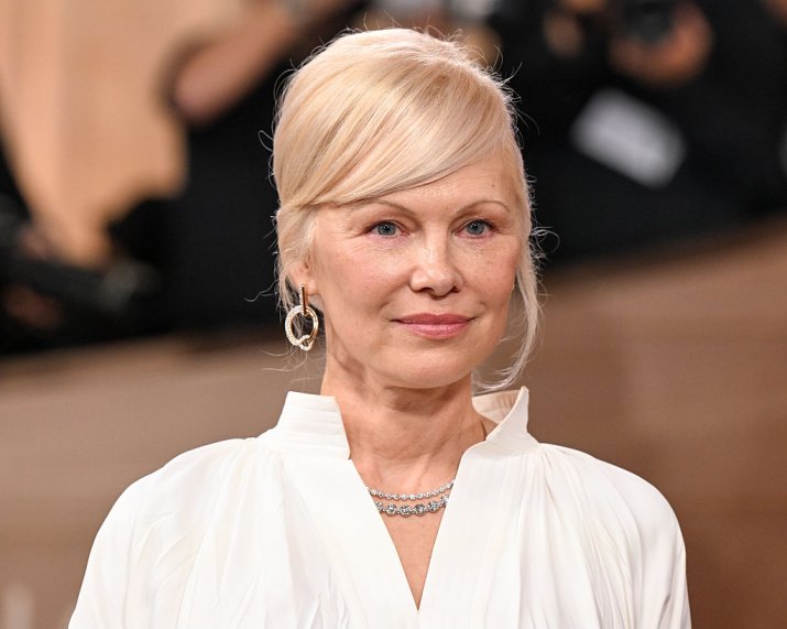 Pamela Anderson fryzury Złote Globy