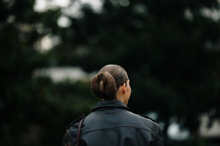 fryzury z tygodnia mody w Paryżu 52