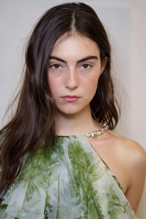 cool-toned-makeup-modny-makijaż-zima-2026-Aje bks S26 075