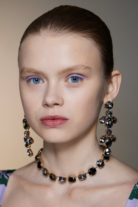 cool-toned-makeup-modny-makijaż-zima-2026-Herrera bks F23 003