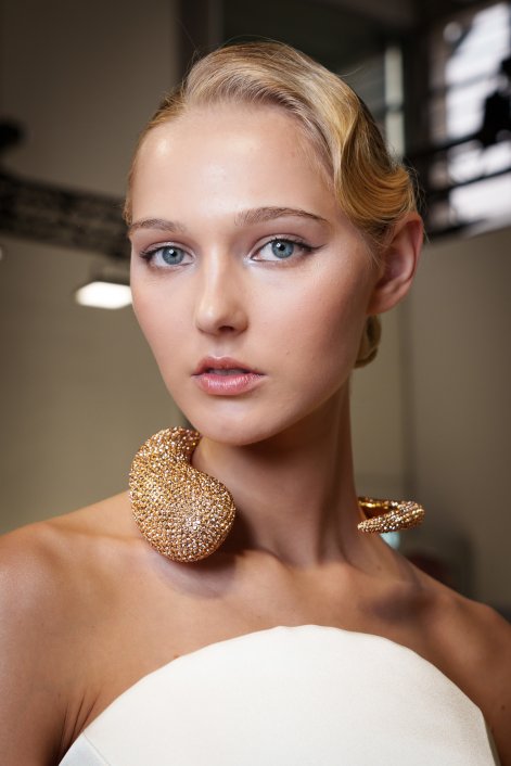 cool-toned-makeup-modny-makijaż-zima-2026-Tamara Ralph HC bks F25 003