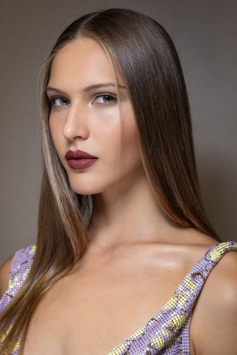 cool-toned-makeup-modny-makijaż-zima-2026-Versace bks S25 067