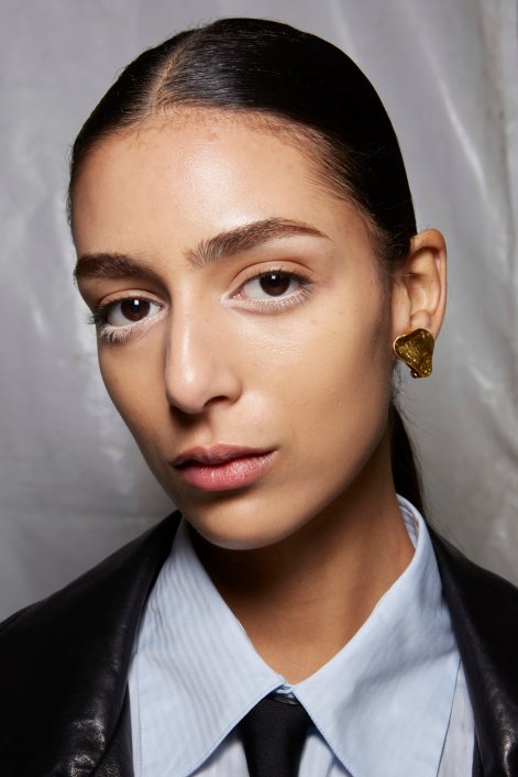 cool-toned-makeup-modny-makijaż-zima-2026-Victoria Beckham bks F23 030