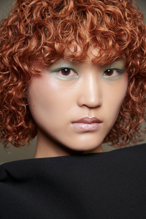 cool-toned-makeup-modny-makijaż-zima-2026-Viktor e Rolf HC bks F23 018